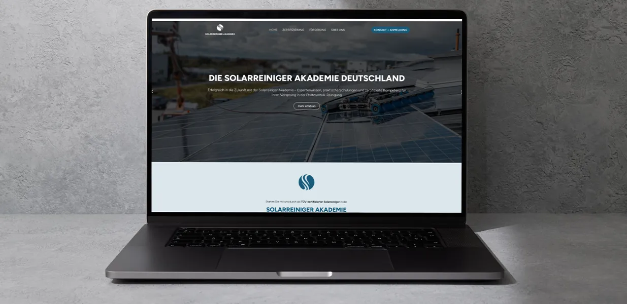 Offener Laptop mit geöffneter Website zum Thema Solarreinigung auf einer grauen Couch, daneben kabellose Kopfhörer.