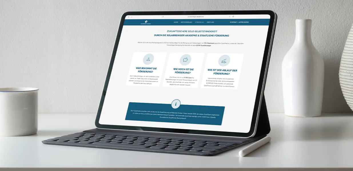 Offener Laptop mit geöffneter Website zum Thema Solarreinigung auf einer grauen Couch, daneben kabellose Kopfhörer.
